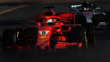 Ferrari&#039;s German driver Sebastian Vettel (L) races ahead of Mercedes&#039; British driver Lewis Hamilton during the Formula One Australian Grand Prix in Melbourne on March 25, 2018. / AFP PHOTO / Paul Crock / -- IMAGE RESTRICTED TO EDITORIAL USE - STRICTLY NO COMMERCIAL USE --