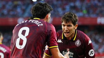 SEVILLA, 24/09/2024.- El centrocampista del Valladolid Kike Pérez (i) celebra el gol del empate ante el Sevilla durante el partido de la jornada 7 de LaLiga EA Sports disputado este martes en el estadio Sánchez-Pizjuán de Sevilla. EFE/José Manuel Vidal