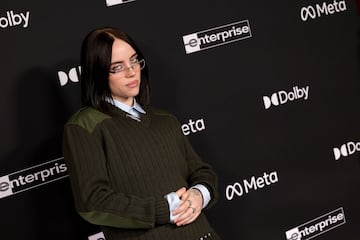 Billie Eilish posa en la alfombra roja del estreno de la película 'Avatar: Fire and Ash' en Los Ángeles.