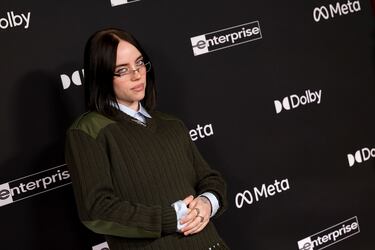 Billie Eilish posa en la alfombra roja del estreno de la película 'Avatar: Fire and Ash' en Los Ángeles.