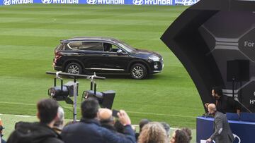 El momento en que Thomas coge el coche de Hyndai... y lo prueba sobre el césped del Metropolitano.