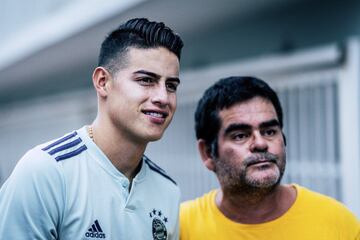 Varios hinchas se tomaron fotos con James en su llegada a la concentración. James lució la hermosa segunda equipación del equipo