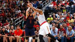 Kevin Love lanza un triple ante Mike Scott.