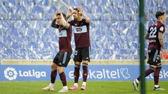 Hugo Mallo celebra con Brais M&eacute;ndez el gol del Celta en el partido contra la Real Sociedad en San Sebasti&aacute;n.