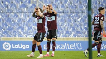 Hugo Mallo celebra con Brais M&eacute;ndez el gol del Celta en el partido contra la Real Sociedad en San Sebasti&aacute;n.