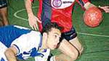 AYUDA. El juvenil Ortigosa puso su gol.