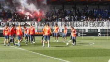 800 aficionados en el entrenamiento del Valencia