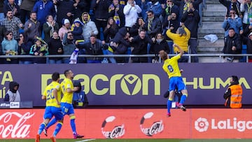 Bongonda celebra un gol con el Cádiz.