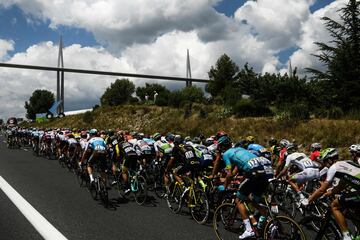 El pelotón pasa bajo el viaducto de Millau al principio del recorrido de la 15ª etapa del Tour de Francia entre Millau y Carcassonne, en el sur de Francia.