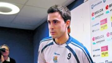 <b>ADIÓS. </b>Díaz de Cerio, ayer en la sala de prensa del que hasta ahora ha sido su club, la Real Sociedad.