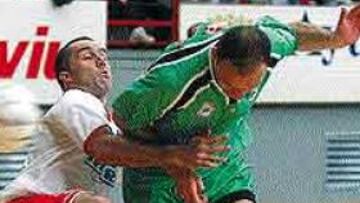 <b>PELEA.</B> Martorell lo intentó, pero Schumacher y los suyos arrasaron.