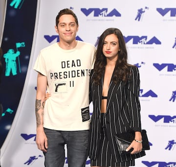 Pete Davidson y Cazzie David tuvieron una relaci¨®n de aproximadamente dos a?os, desde mayo de 2016 hasta mayo de 2018. Cazzie es escritora e hija del famoso comediante Larry David. Su relaci¨®n fue una de las m¨¢s largas que ha tenido Davidson, pero termin¨® de manera abrupta cuando ¨¦l comenz¨® a salir con Ariana Grande poco despu¨¦s.
Cazzie habl¨® sobre la ruptura en su libro No One Asked for This, donde revel¨® que la separaci¨®n fue dif¨ªcil para ella, especialmente porque Davidson pas¨® r¨¢pidamente a una relaci¨®n muy medi¨¢tica con Grande. Sin embargo, con el tiempo, ambos lograron superar la situaci¨®n y mantienen una relaci¨®n cordial.