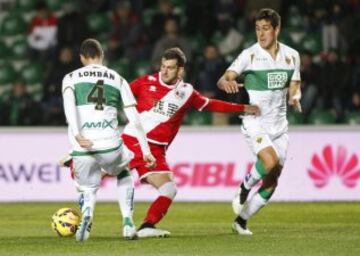 Leo Baptistão con el balón ante los jugadores del Elche Lombán y Enzo Roco.