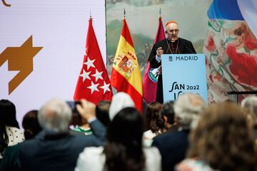 El Cardenal arzobispo de Madrid, Carlos Osoro Sierra, interviene tras recoger la medalla de Honor Oro otorgada a San isidro Labrador durante el acto de entrega de las medallas de Honor, Oro y Plata durante la Festividad de San Isidro.