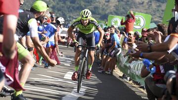 Óscar Rodríguez durante la subida a La Camperona en la Vuelta a España.