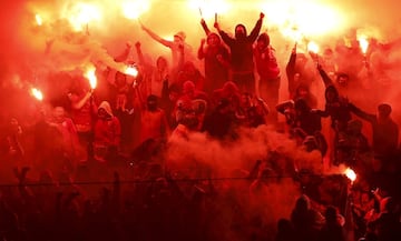 El derbi turco enfrenta a la parte asiática y europea de Estambul, separada por el Bósforo. El Galatasaray fue fundado por los estudiantes del lado europeo, mientras que el Fenerbahçe pertenece a la zona asiática y está asociado a la clase trabajadora turca. 