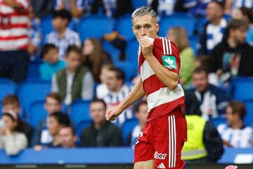 Bryan Zaragoza celebra tras marcar el 5-3 durante el partido de LaLiga EA Sports en el estadio Reale Arena en San Sebastián.