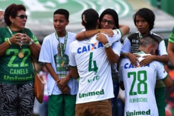 Emotivo homenaje a las víctimas del accidente aéreo de Chapecoense 