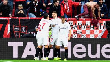 Los jugadores del Sevilla celebran el tanto del triunfo.