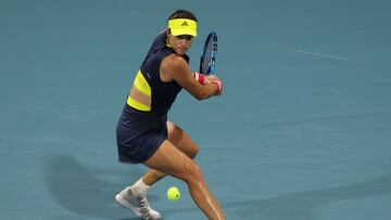 MIAMI GARDENS, FLORIDA - MARCH 29: GarbixF1e Muguruza of Spain returns a shot during her women's singles fourth round match against Bianca Andreescu of Canada on Day 8 of the 2021 Miami Open presented by ItaxFA at Hard Rock Stadium on March 29, 2021 in Miami Gardens, Florida. Mark Brown/Getty Images/AFP
== FOR NEWSPAPERS, INTERNET, TELCOS & TELEVISION USE ONLY ==