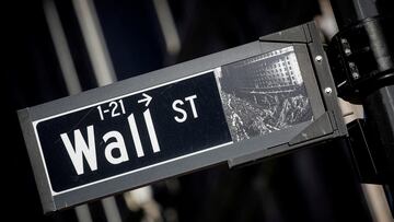 FILE PHOTO: A street sign for Wall Street is seen in the financial district in New York, U.S., November 8, 2021.  REUTERS/Brendan McDermid/File Photo