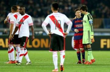 Messi habla con Marcelo Barovero al finalizar el partido.