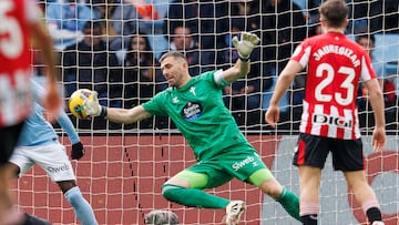 Vicente Guaita encaja un gol en el partido entre el Celta y el Athletic de Bilbao en Balaídos.