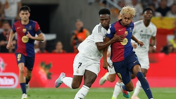 SEVILLA, 26/04/2025.- El delantero brasileño del Real Madrid Vinicius Jr. (i) lucha con Lamine Yamal, del FC Barcelona, durante la final de la Copa del Rey que disputan Real Madrid y FC Barcelona hoy sábado en el estadio de La Cartuja, en Sevilla. EFE/Julio Muñoz