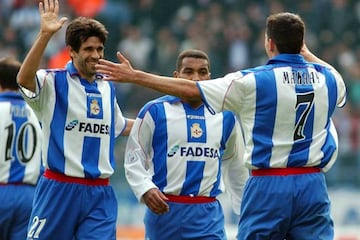 Makaay celebra un gol en el Deportivo junto a sus compañeros Valerón y Mauro Silva.