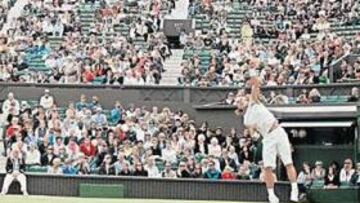 <b>EXTRAÑA APARIENCIA. </b>Nadal golpea una bola ante la mirada atenta de los espectadores de la Central, una pista que ha perdido la clásica visera que cubría las gradas.