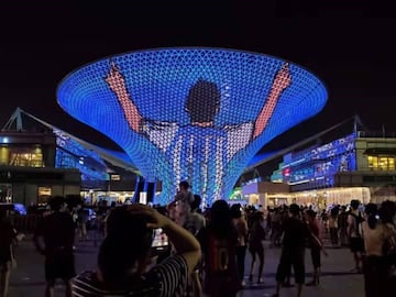 Los seguidores de Messi en China homenajean al astro argentino, proyectando un espectáculo de luces y sonido en una pantalla gigante de luces LED para celebrar su reciente victoria con Argentina en la Copa América
