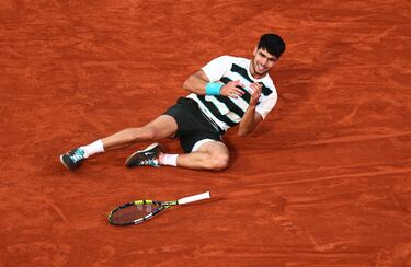 Carlos Alcaraz celebra la victoria.