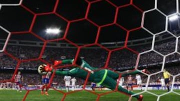 Keylor Navas detiene un penalti lanzado por Griezmann en el partido de ida.