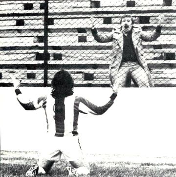 La recordada celebración de Óscar Fabbiani con un hincha detrás del alambrado en Palestino, 1982. 