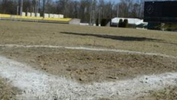 <b>UN PATATAL. </b>El estadio de Kaunas presentaba este aspecto, mientras un operario pasa el rastrillo.