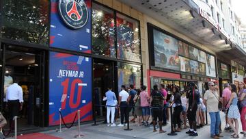 Colas a la entrada de la tienda oficial del PSG en los Campos El&iacute;seos.