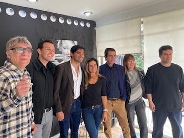 Antonia Jadue con compañeros de elenco en una producción.