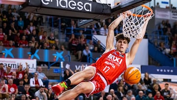 Mario Saint-Supery, del Baxi Manresa, se cuelga del aro.