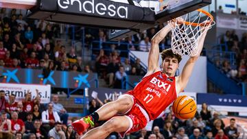 Mario Saint-Supery, del Baxi Manresa, se cuelga del aro.