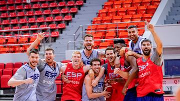 Los jugadores de la Selección de baloncesto, de buen rollo en Zaragoza.