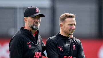 KIRKBY, ENGLAND - AUGUST 25: (THE SUN OUT, THE SUN ON SUNDAY OUT) Jurgen Klopp manager of Liverpool and Pepijn Lijnders assistant manager of Liverpool during a training session at AXA Training Centre on August 25, 2022 in Kirkby, England. (Photo by Andrew Powell/Liverpool FC via Getty Images)