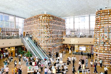 La Biblioteca Starfield es un espectacular espacio cultural y arquitectónico ubicado en el corazón de un centro comercial. Se ha hecho globalmente famosa por su diseño dramático y altamente "instagrameable". El concepto fue crear un espacio abierto, accesible y gratuito para que el público se relaje, lea e interactúe con el conocimiento y la cultura, todo dentro del bullicio de un área comercial.