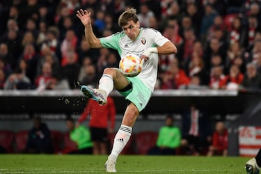 1-1. Pablo Ibáñez, en una magistral volea que golpea con en el interior de la bota, manda el balón al palo derecho Julen Agirrezabala. La jugada comienza con Chimy Ávila por la derecha, termina en Jon Moncayola que pone un centro medido a la frontal de área para que remate el mediocentro rojillo.