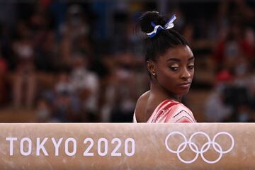 Simone Biles de EE. UU. Se prepara para competir en la final de viga de equilibrio femenina de gimnasia artística de los Juegos Olímpicos de Tokio 2020 en el Centro de Gimnasia Ariake en Tokio el 3 de agosto de 2021