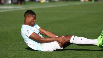 BERGAMO, ITALY - NOVEMBER 13: Denzel Dumfries of Inter injuries during the Serie A match between Atalanta BC and FC Internazionale at Gewiss Stadium on November 13, 2022 in Bergamo, Italy. (Photo by Maurizio Lagana/Getty Images)