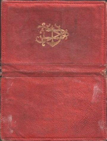 Loewe fue el primer patrocinador ciclista. En 1897 la sede y tienda de la empresa de marroquinería estaba en la calle del Príncipe de Madrid.
Esta cartera actualmente es propiedad del coleccionista Ricardo Carreño.
