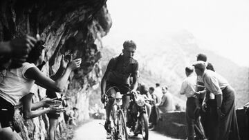 Bahamontes en una subida del Tour de 1954.