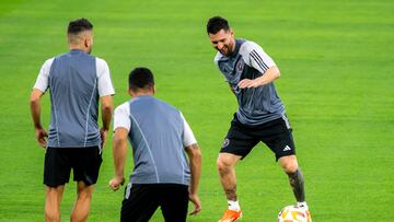 AME6133. MONTERREY (MÉXICO), 09/04/2024.- Jordi Alba (i) y Lionel Messi de Inter Miami participan en un entrenamiento este martes, en el estadio BBVA en Monterrey (México). El Inter Miami enfrentará a Rayados de Monterrey en un partido de los cuartos de final de la Liga de Campeones de la Concacaf, que se jugara este miércoles. EFE/ Miguel Sierra
