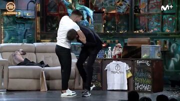 Un luchador de UFC hace una sumisión a Broncano en pleno directo y se lleva un susto...