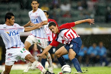 Javier Hernández anotó su primer tanto como futbolista profesional en la jornada 7 del Apertura 2006, ante el Necaxa. Al final de ese torneo, el Rebaño Sagrado logró su título de liga 11, tras derrotar en la final al Toluca.